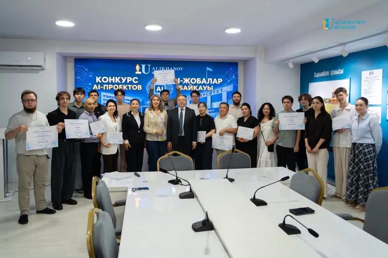 Ректор Ualikhanov University Марат Сырлыбаев вручил сертификаты победителям конкурса AI-проектов, прошедшего в рамках программы AI-SANA!